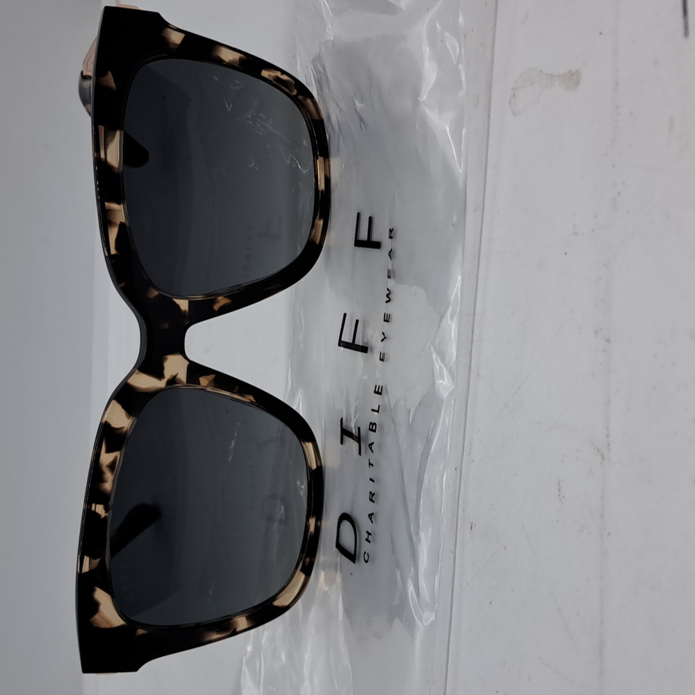 NWT Womens DIFF BELLA Polarized Sunglasses